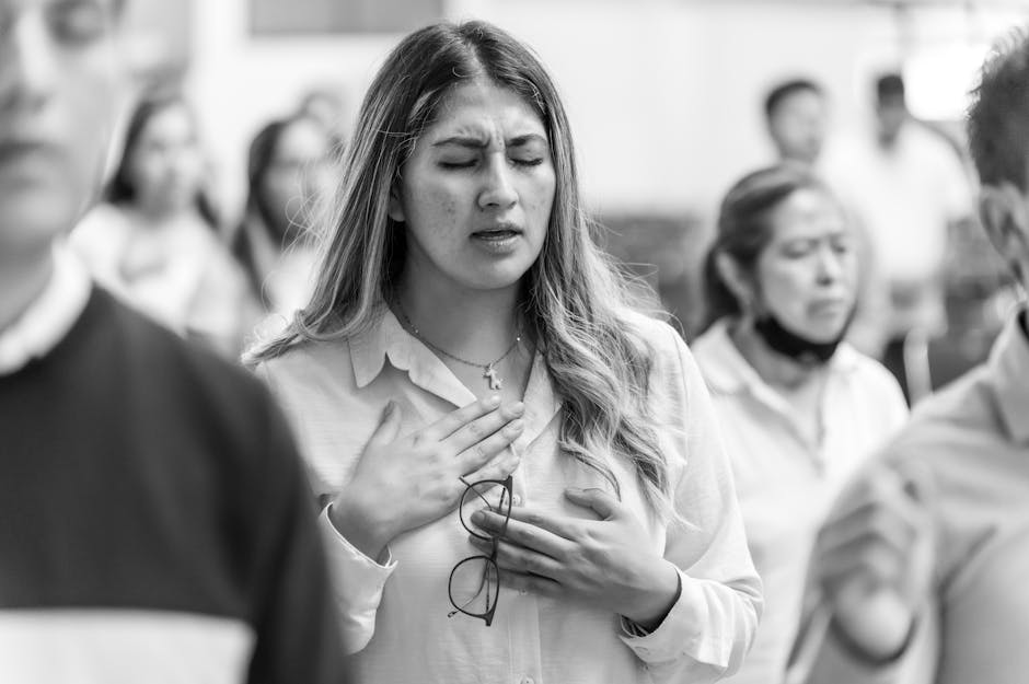 A woman in prayer with closed eyes at a gathering in Ciudad de México.