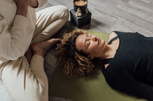 Mulher meditando em um ambiente tranquilo, refletindo sobre a gratidão na meditação