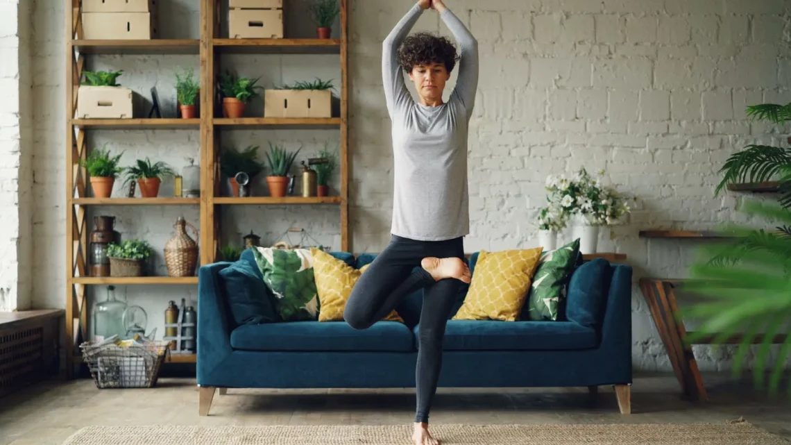 Mulher praticando yoga em sala de estar moderna com plantas e decoração aconchegante, ideal para um espaço de meditação